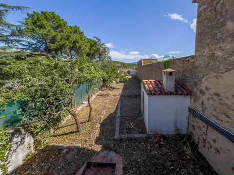 Willkommen zu dieser authentischen Gelegenheit im Herzen des charmanten Dorfes Darnius! Dieses zweistöckige Haus, das nach Ihren Wünschen restauriert werden kann, bietet Ihnen die Möglichkeit, ein wirklich einzigartiges und personalisiertes Zuhause i...