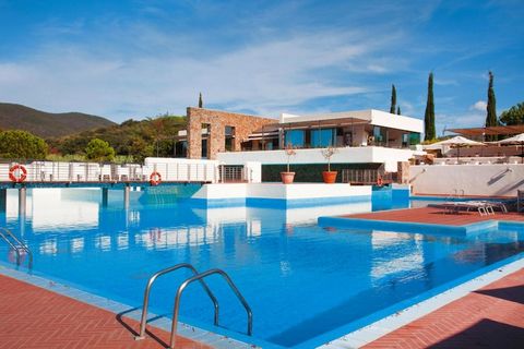 Mitten in einem zauberhaften, mediterranen Pinienwald (12 ha) liegen diese familienfreundlichen Bungalows mit einer traumhaften Poollandschaft, je nach Lage 300-800 m von den wunderschönen Sandstränden entfernt. Das Zentrum des lebendigen Urlaubsorte...