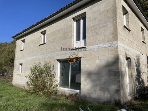 Versols et Lapeyre, à vendre, maison en cours de construction sur terrain de 1479 m2. Deux niveaux de 100 m2 à aménager selon vos envies. Construction parpaings, dalles béton, placo et isolation réalisés, double vitrage en PVC. Réseaux à finir de rac...