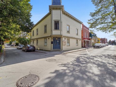 Superbe emplacement recherché! Situé au coeur du Vieux-Terrebonne sur un site rempli d'histoire! Cette bâtisse fut bien réstauré et entretenue au fils des ans. Il y a 2 logements (3 1/2) résidentiels au 2é étage et un local commércial qui occupe le R...