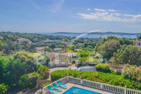 Située dans un quartier résidentiel au calme, non loin du clubhouse de Beauvallon, villa d'une superficie d'environ 110 m2 bénéficie d'une très belle vue sur la mer et sur Saint-Tropez. Construite en 1975 sur un terrain plat et clôturé d'environ 1950...