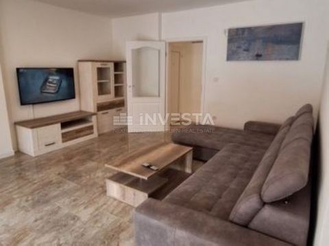 Location: Istarska županija, Poreč, Poreč. Zum Verkauf steht eine Wohnung von 100,08 m² in Poreč im ersten Stock. Die Wohnung besteht aus: einem Wohnzimmer, einer Küche mit Essbereich, drei Schlafzimmern, einem Badezimmer, zwei Balkonen und einer grö...