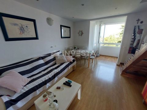 Te koop is een duplex appartement van 50 m², gelegen op de 4e verdieping van een woongebouw in Červar Port. Appartement Beschrijving: Eerste niveau: entree, gesloten terras, badkamer, keuken en woonkamer met toegang tot een overdekte loggia. Tweede n...