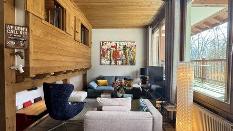 Savills propone questo spazioso appartamento a Courchevel Moriond, a 300 metri dalle piste e dai negozi. L'appartamento è composto da un ingresso, un soggiorno soleggiato che si apre su un balcone esposto a sud con accesso al bosco. Sotto il soggiorn...