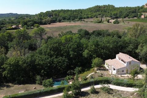 Face au Luberon et à quelques minutes des villages de Roussillon et Goult, maison rénovée avec soin de 170 m² de surface utilisable. Rez-de-Jardin : Entrée, grande et lumineuse pièce à vivre avec cheminée et cuisine ouverte, arrière-cuisine / buander...