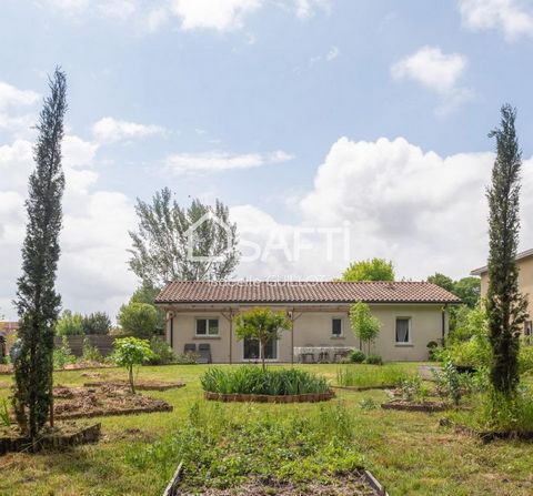 Dans un secteur calme, tout proche du centre, du port et des commerces, venez découvrir cette belle maison de 2017 avec 948 m2 de terrain.Elle dispose d'une entrée, d'une pièce de vie avec cuisine équipée ouverte sur le salon, un cellier, 3 chambres,...