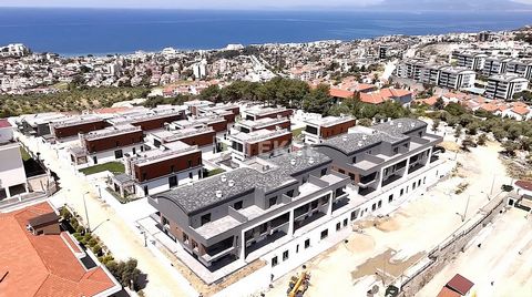 Appartementen te koop in een complex met zwembad in Aydın Kuşadası Het complex bestaat uit 2 blokken met in totaal 28 appartementen en heeft een gemeenschappelijk zwembad, binnenparkeren en beveiliging. Het is een project dat klaar is om in te trekke...