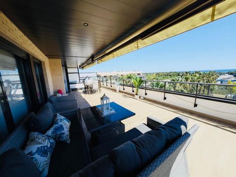 Don't miss the opportunity to acquire this incredible apartment on the third floor with stunning sea views from its spacious terrace and 5 minutes from the beach of Faro de Sant Cristófol! The kitchen has been completely renovated, originally with 4 ...