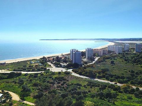 Appartement d’une chambre au 4ème étage de l’Edificio Alvor Atlântico situé à 2 minutes à pied de la plage. L’établissement comprend un salon, une kitchenette entièrement équipée et une salle de bains avec baignoire. La chambre dispose d’une armoire ...