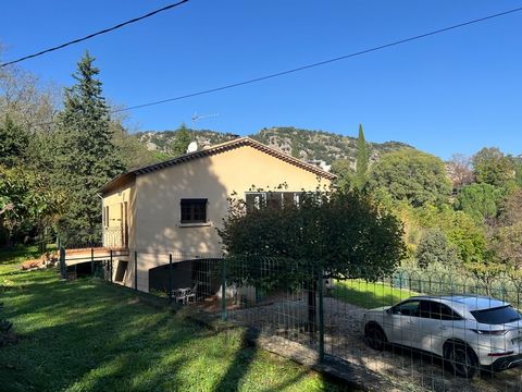 ANDUZE, située dans un secteur calme et résidentiel, cette maison de 130m² habitables accueil au rez de chaussée un hall d'entrée ouvrant sur une première chambre de 15m² avec salle de bain attenante, idéal pour une suite parentale, ainsi qu'un garag...