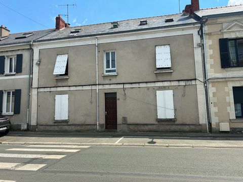 Situé dans la charmante commune des Ponts-de-Cé (49130), cet immeuble bénéficie d'un emplacement stratégique à proximité de la gare de Trélazé, des arrêts de bus, des commerces, des écoles, du lycée, et du collège. Son environnement urbain dynamique ...