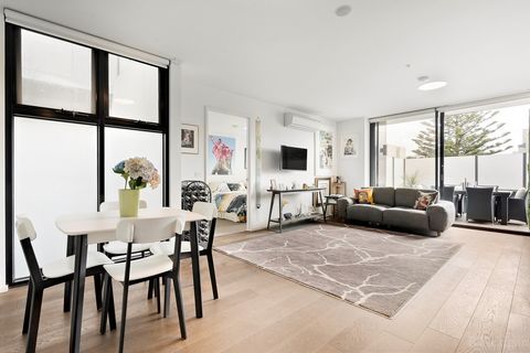 Ontdek het moderne leven in dit elegante appartement met 1 slaapkamer, prachtig gelegen aan de levendige Beach Street in Port Melbourne. Ontworpen met oog voor stijl en functionaliteit, nodigt de ruime open woon- en eetkamer uit tot natuurlijk licht ...