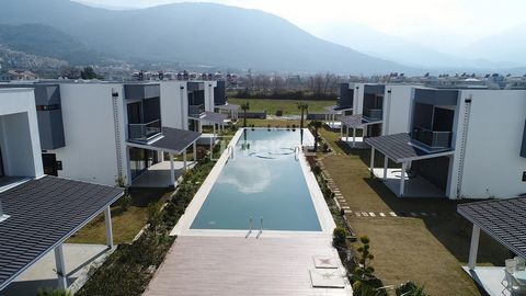 Vrijstaande Villa in een Complex met Zwembad in Kuşadası Güzelçamlı Deze vrijstaande villa bevindt zich op loopafstand van de zee in Güzelçamlı, Kuşadası. Kuşadası, gelegen nabij de beroemde oude stad Efeze, is een populaire havenstad. Kuşadası trekt...