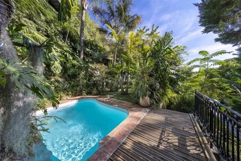 Eze bord de Mer, op 5 minuten lopen van het strand, prachtig pand gebouwd op een perceel van 1475 m², beschut door een prachtige exotische tuin die rijk is aan tropische planten zoals boomvarens, mangobomen, bananenbomen, palmbomen... In de boezem va...