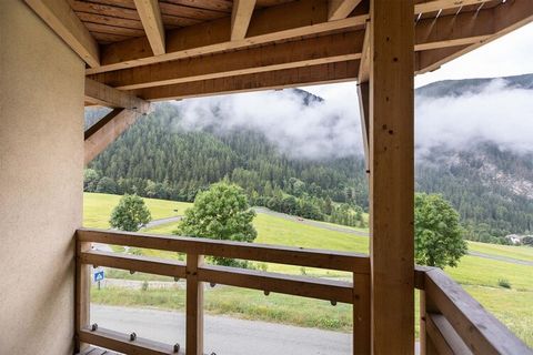 Rezydencja Chalet Les Amis cieszy się uprzywilejowaną lokalizacją pomiędzy Les Arcs i La Plagne, u bram pięknego Parc de la Vanoise, w samym sercu terenu narciarskiego Paradiski. Posiada 5 apartamentów wakacyjnych dla 8 do 14 osób i oddzielny domek d...