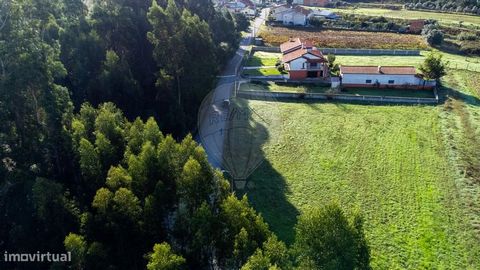 Excelente terreno rustico em Aguada de Baixo Urbanizável  2 Frentes (Rua das Arrotas e EN 603) Frente c/50 metros e outra com 14 metros Terreno plano Com área de 710 m2 Excelente exposição solar Visite já! 