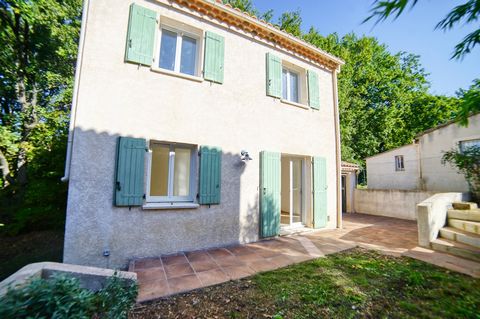 En EXCLUSIVITE: Idéalement située sur la commune de La Bastidonne, à mi chemin entre Manosque et Aix en Provence, et à seulement 15 min du centre ITER Cadarache, villa de construction 2013 composée en rez-de-chaussée d'une spacieuse pièce de vie de 4...