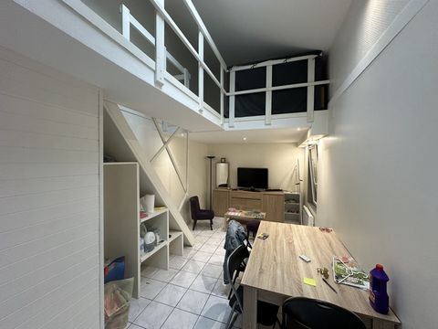 EXCLUSIVITE Quartier Ney, petite maison à l'abri des regards et au calme, comprenant un séjour, une cuisine équipée, un espace mezzanine pouvant accueillir deux couchages, salle de douche, WC, double vitrage neuf, belle terrasse, cave. Commerces et t...