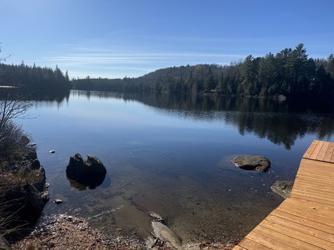 Trzysezonowa chata. Położony na skraju krystalicznie czystych wód Lac des Grandes Baies, ten uroczy trzysezonowy domek jest prawdziwą oazą spokoju. Niezależnie od tego, czy szukasz rodzinnej kryjówki na wakacje, czy weekendowego wypadu, to miejsce po...