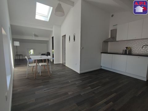 Beaucoup de charme pour ce logement de deux pièces au troisième et dernier étage d'un immeuble rénové. Le logement se compose d'une pièce de vie avec une belle hauteur sous plafond, la pièce mesure 28m² environ avec cuisine aménagée et équipée, un es...