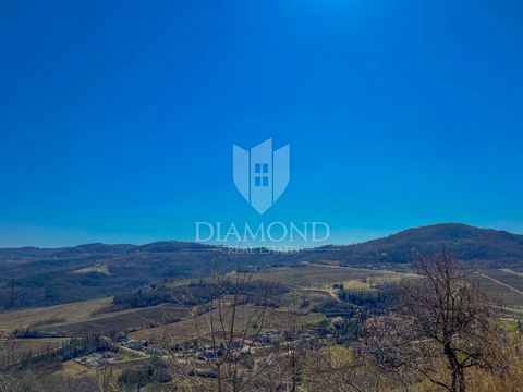 Location: Istarska županija, Motovun, Motovun. Istrien, Motovun Ein Einfamilienhaus zum Verkauf am Fuße des Zentrums von Motovun mit freiem Blick auf die Natur. Das Haus verteilt sich auf Erdgeschoss, Obergeschoss und Dachgeschoss. Die Hausfläche bet...