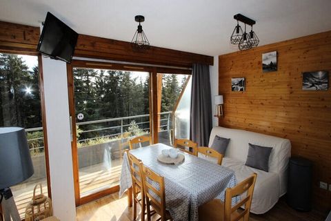 La résidence se trouve à Chamrousse 1700 (Domaine de l'Arselle). Copropriété à proximité des pistes, des commerces Casiers à skis. Appartement au 1er étage exposé Ouest. Chambre 1 deux lits 1 personne 80*190 Chambre 2 1 lit deux personnes 140*190 Séj...