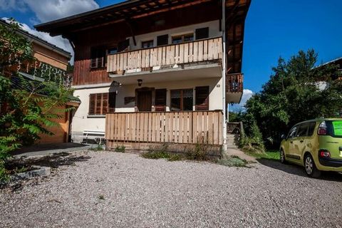 Spacious apartment on the 1st floor of a small chalet, in a quiet residential street in the centre of Morzine and less than 300 metres from the gondola Small chalet with three apartments located in the center of the resort and in a quiet area, withou...