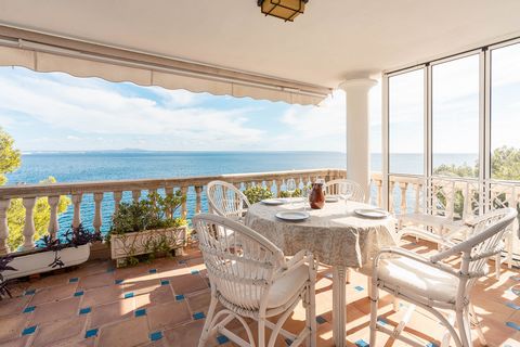 Appartement mit herrlichem Blick in erster Meereslinie in Illetas Wohnung mit schöner Terrasse und Panoramablick Dieses atemberaubende Apartment befindet sich in einer Hotelanlage in Illetas und bietet einen atemberaubenden Blick auf die Bucht von Pa...