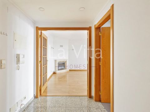 2 Bedroom apartment - Jardins da Parede. Fantastic apartment located in an area of excellence, 5 minutes from the beach, very close to the train station and the center of Parede and with various services and shops at the door. This apartment occupies...