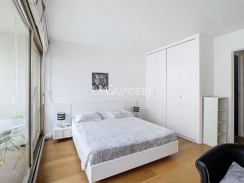 Paris 16 - Flandrin/Dufrénoy - 5e verdieping - Studio - 24 m2 - In een moderne luxe residentie, mooie studio bestaande uit een entree, een grote kamer die uitkomt op een groot balkon, een open keuken, een badkamer met toilet. Parketvloer - Zeer goede...