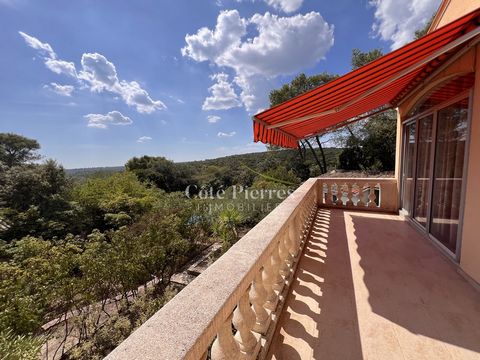 L'agence Côté Pierres Immobilier vous invite à découvrir cette élégante villa de caractère, de style traditionnel, située en position dominante et offrant des panoramas exceptionnels. Avec ses matériaux authentiques et son architecture R+1, cette bât...