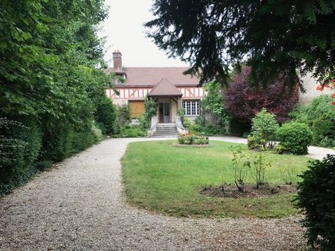 Emplacement exceptionnel pour cette maison familiale de 1930, nichée dans un écrin de verdure à proximité de la gare. Il suffit de pousser la porte de l’élégant portail pour être impressionné par les volumes généreux de la propriété : une parcelle de...