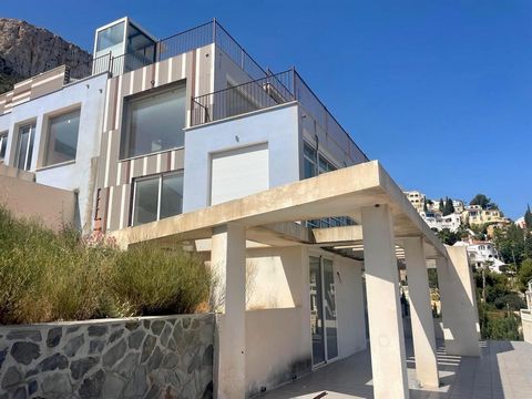 For Sale: Villa in Calpe, new-build, 98% realised, for finish with your taste. With Price VERY LOW!~~We are pleased to offer a unique opportunity to purchase a spacious villa with 5 bedrooms and 5 bathrooms, located in the prestigious Maryvilla urban...