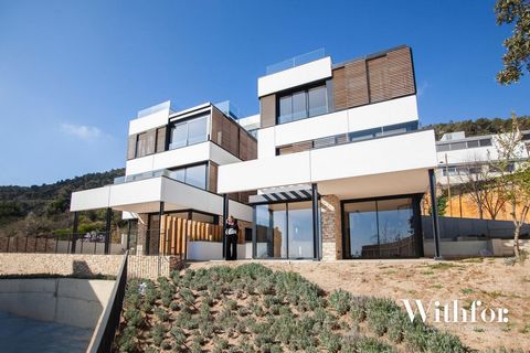 An den Hängen von Can Caralleu, Sarrià, finden wir diese luxuriöse Anlage, umgeben vom Naturpark Collserola und mit herrlichem Blick auf die Stadt Barcelona und das Mittelmeer.~ ~ Mit seiner Betonstruktur finden wir eine Mischung aus Naturstein, groß...