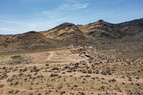 L’historique Cedar Canyon Ranch, exploité par la Rafter S Cattle Company, est disponible dès maintenant. Ce ranch de 642,41 acres avec un bail BLM de 80 240 acres et un numéro AU de 575. Il y a également plusieurs milliers d’acres défavorables sur to...