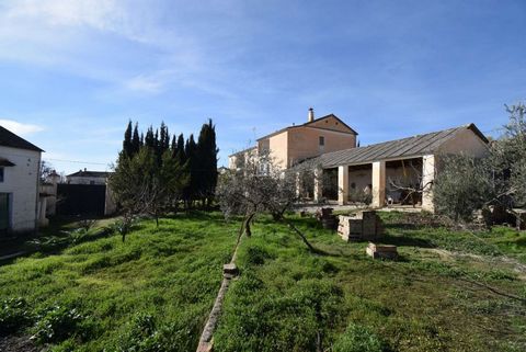 Die Immobilienagentur Granada Houses bietet Ihnen die einmalige Gelegenheit ein freistehendes Anwesen mit groàem Garten und Scheune in einer Stadt und nur 30 Minuten von der Stadt Granada entfernt zu kaufen Erbaut im Jahr 1880 und mit einer Grundstüc...