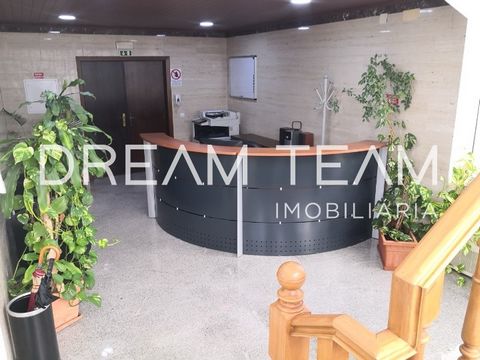 A DreamTEAM Imobiliária apresenta armazém com zona administrativa e logradouro exterior no Parque Industrial do Vale do Alecrim em Pinhal Novo. O edifício com 425m 2 de construção, ocupa 365m 2 do lote de 1.095m 2 . É composto por armazém, zona admin...