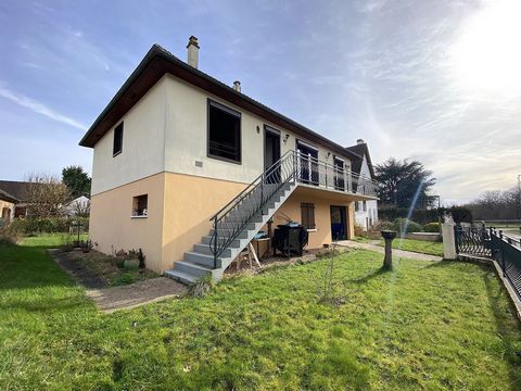 L'Agence Des Négociateurs Immo vous présente à la vente, cette charmante maison d'une superficie habitable d'environ 130 m2 située sur la commune de Vitry-aux-Loges, au calme et à proximité des commodités, du bourg et des écoles. Elle se compose d'un...