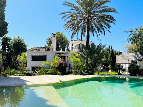 Located in San Pedro de Alcántara. Villa with a large plot in San Pedro de Alcantara town, located in the area known as Salto del Agua. It consists of 4 bedrooms and three bathrooms + a studio on the first floor of the house. A large swimming pool wi...