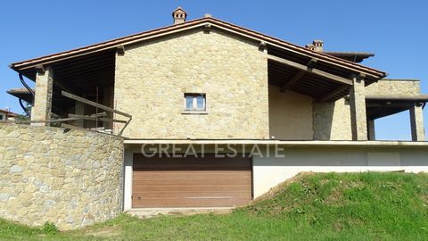 Questo caratteristico casale, situato nel cuore della Val di Chiana, si presenta come un'opportunità da cogliere per chi cerca un'abitazione o una struttura ricettiva in Toscana. Costruito nel 2020, il fabbricato si estende su due piani. La proprietà...