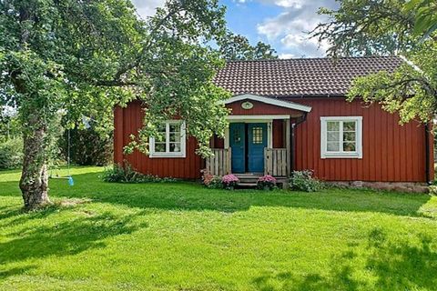 Wohnliches Ferienhaus in der sogenannten Region Glasriket, wo man zahlreiche, darunter auch sehr bekannte Glasmanufakturen besuchen kann. Das Haus ist geräumig und gepflegt eingerichtet und hat u.a. ein gr. Wohnzimmer mit Essecke. Die SZ befinden sic...