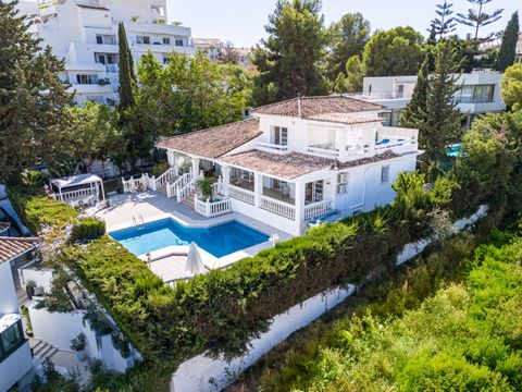 Located in Nueva Andalucía. Light, bright and airy are just some of the first words that spring to mind as you enter this elegant and chic property, located in the heart of the desirable enclave of Nueva Andalucia. Surrounded by leafy green vegetatio...