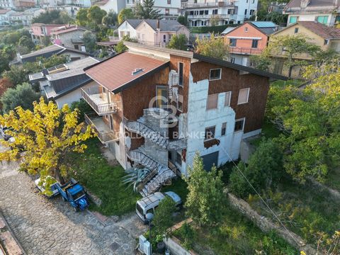 In posizione panoramica e tranquilla, nel cuore del comune di Orria, proponiamo in vendita un'interessante soluzione bifamiliare caratterizzata da ampi spazi e un notevole potenziale da valorizzare. L'immobile si sviluppa su due livelli fuori terra, ...