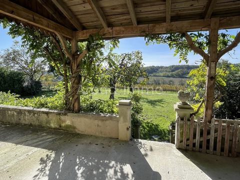 Une vraie propriété familiale, idéale pour les vacances en famille ou avec des copains, venez la découvrir : Le hall d’entrée (16.6 m2) avec ses tomettes de terre-cuite au sol et l’escalier donnant sur la grande pièce familiale à l’étage. La cuisine ...