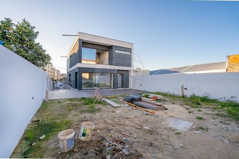 Nouvelle maison de luxe T4 à Senhora da Hora – Zona dos Caulinos, Matosinhos Découvrez cette maison T4 exclusive, située dans un quartier résidentiel calme et bien situé, à Senhora da Hora, à Matosinhos. Avec une construction moderne et des finitions...