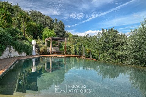 Perched in a green setting, this exceptional villa of 208 m2 unfolds its clean lines in front of a striking view, mixing azure sea and green hills, only 12 minutes from the center of Nice. The elegance of its volumes is expressed from the entrance, w...