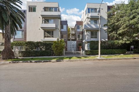 This rarely available, top-floor, front facing corner townhouse is the perfect blend of modern design, space, and natural light. Almost 1700sf of living space, only one common wall, high-end appointments and finishes, and a spacious layout, this resi...