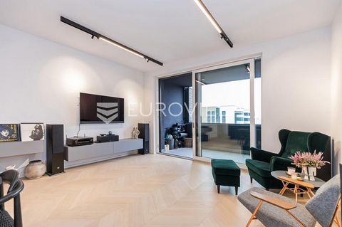 VMD Heinzelova, luxurious fully equipped four-room apartment NKP 120 m2 on the seventh floor of a new building with an elevator. It consists of an entrance hall with built-in wardrobes, a spacious open space where there is a kitchen, living room and ...