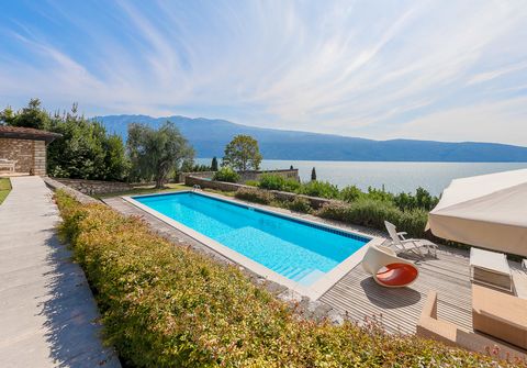 Il poeta inglese D. H. Lawrence si innamorò di Gargnano, sulla costa nord-occidentale del lago di Garda, nel 1912, affascinato dalla bellezza del paesaggio. Oggi Gargnano resta una delle mete più pittoresche del lago, ricca di storia e bellezza, con ...