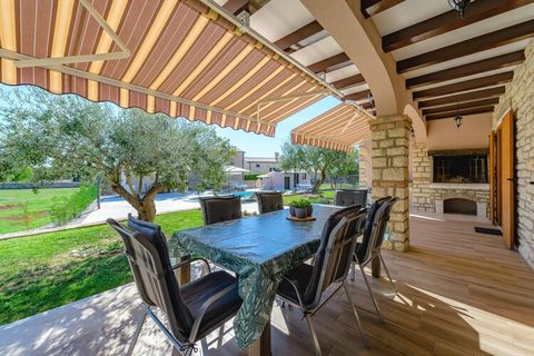 The villa in Radetici has 3 bedrooms and capacity for 8 persons. Accommodation of 260 m² nice and is fully-equiped, It has garden and swimming pool. The property is located 0 m ski resort, 22 m amusement park / theme park 